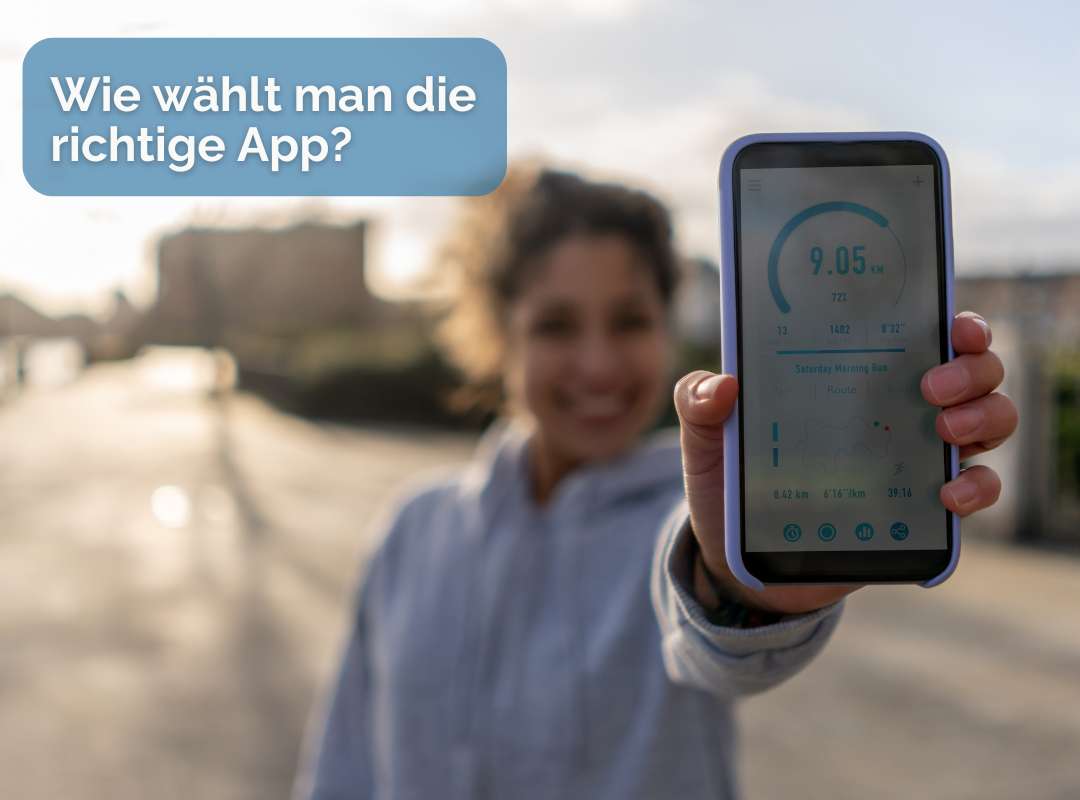 Wie wählt man die besten Apps? - Frau hält ein Handy mit den besten Apps in der Hand
