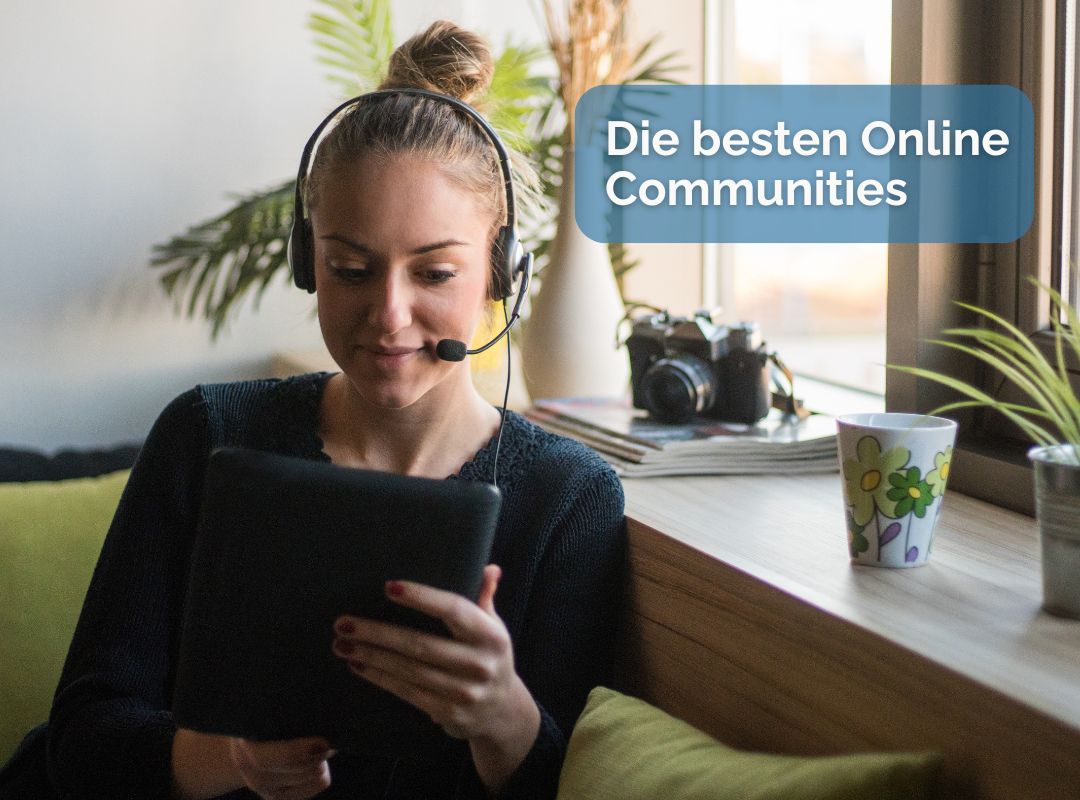 Die besten Online Communities - eine Frau sitzt vor ihrem Handy mit Headset und ist in einer Fitness Community