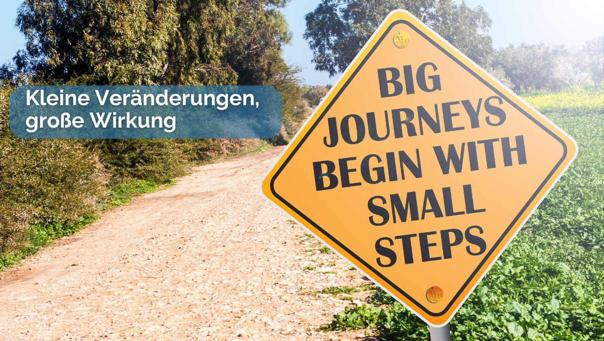 Ein Kiesweg draußen im Grünen. Rechts an der Seite steht ein Schild mit der Aufschrift: "BIG JOURNEYS BEGIN WITH SMALL STEPS"