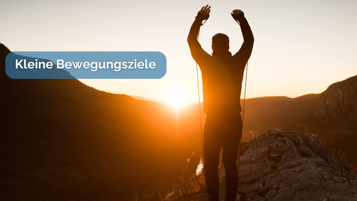 Ein Mann der beim Sonnenaufgang auf einem Berg steht und Mobilisierungsübungen macht.